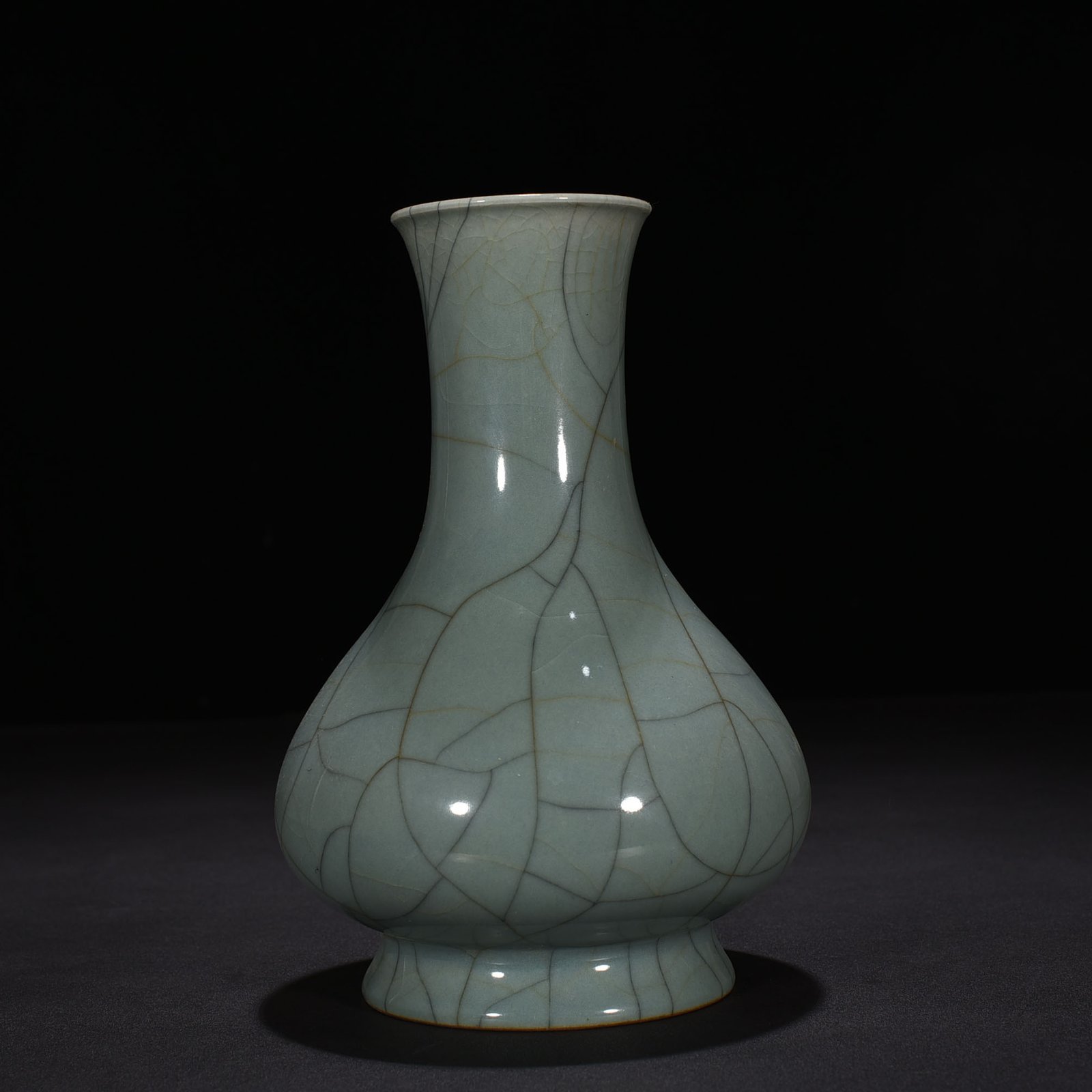 Qing Dynasty Qianlong official kiln vase