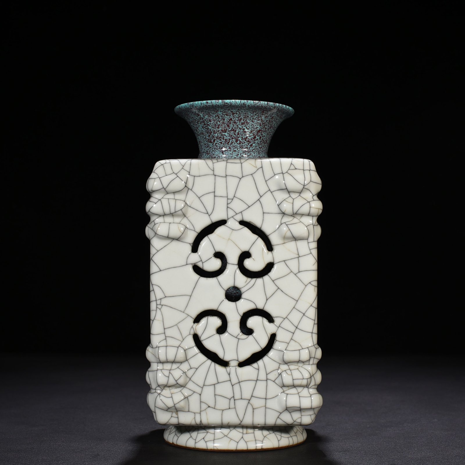 Qing Dynasty Qianlong official glaze hollow Ruyi pattern square vase