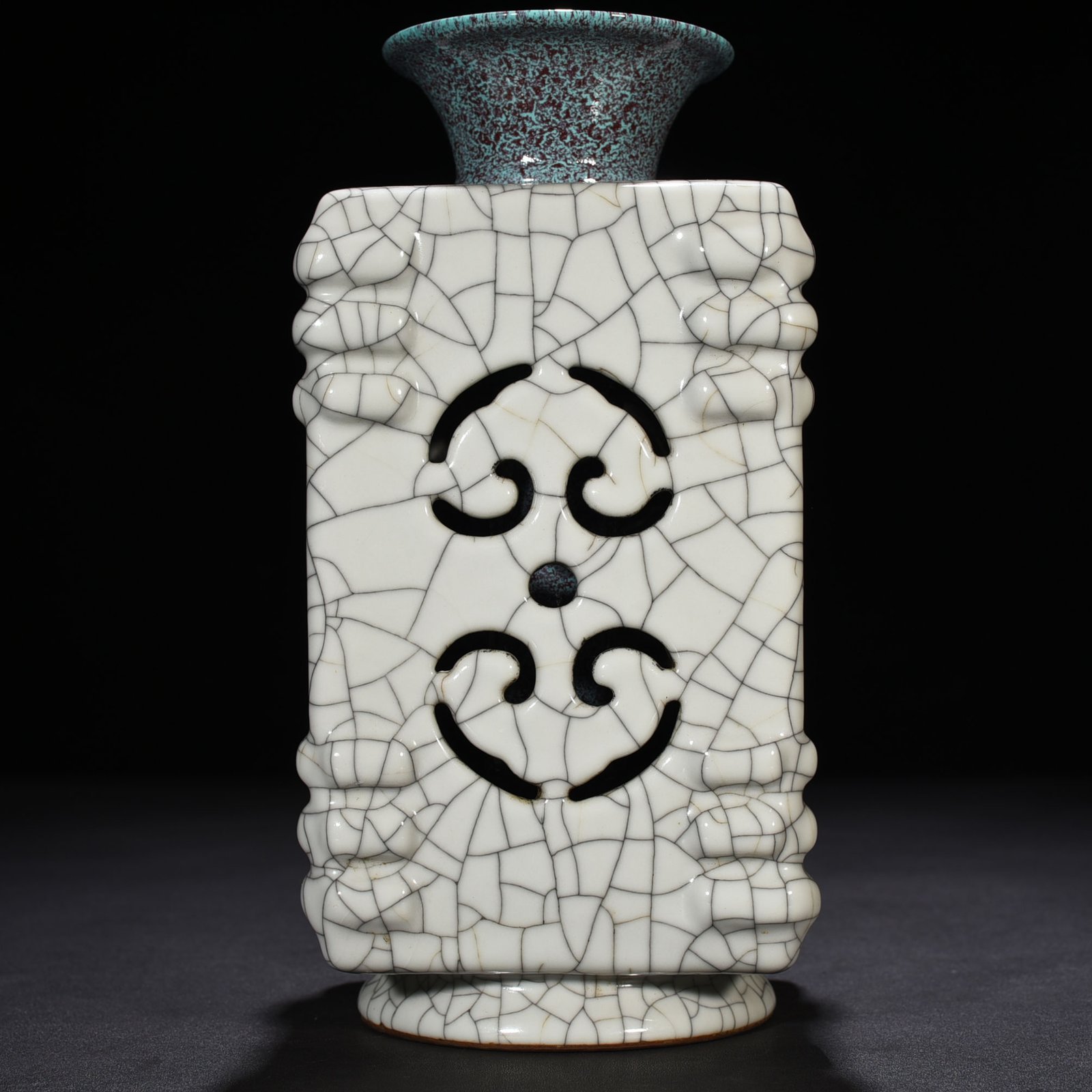 Qing Dynasty Qianlong official glaze hollow Ruyi pattern square vase