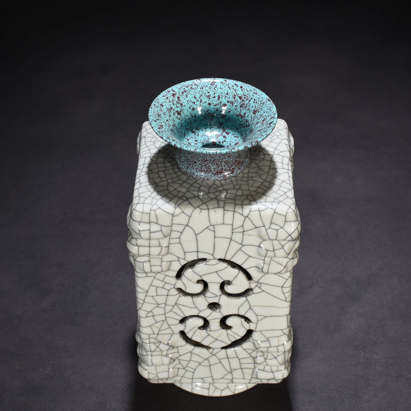 Qing Dynasty Qianlong official glaze hollow Ruyi pattern square vase