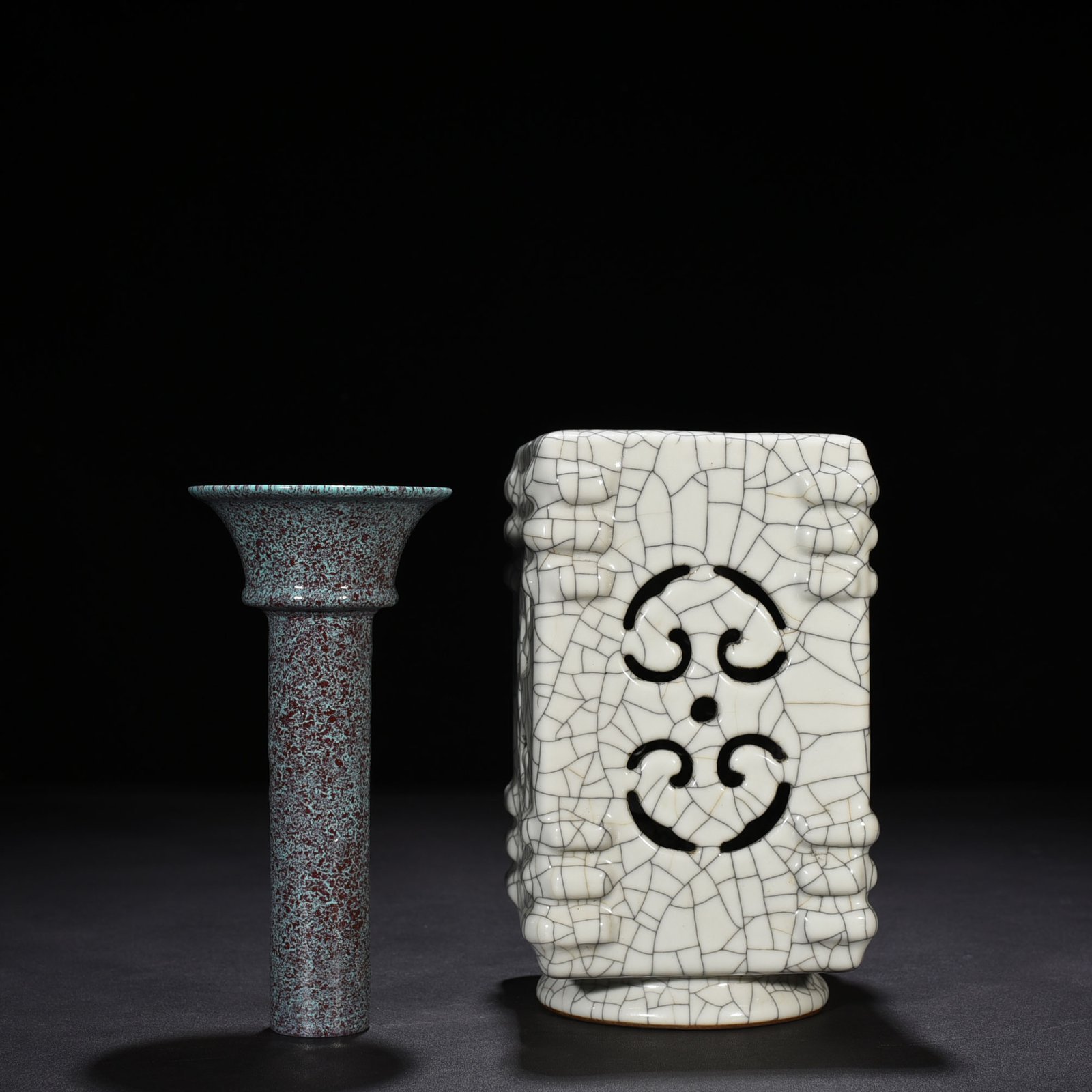 Qing Dynasty Qianlong official glaze hollow Ruyi pattern square vase
