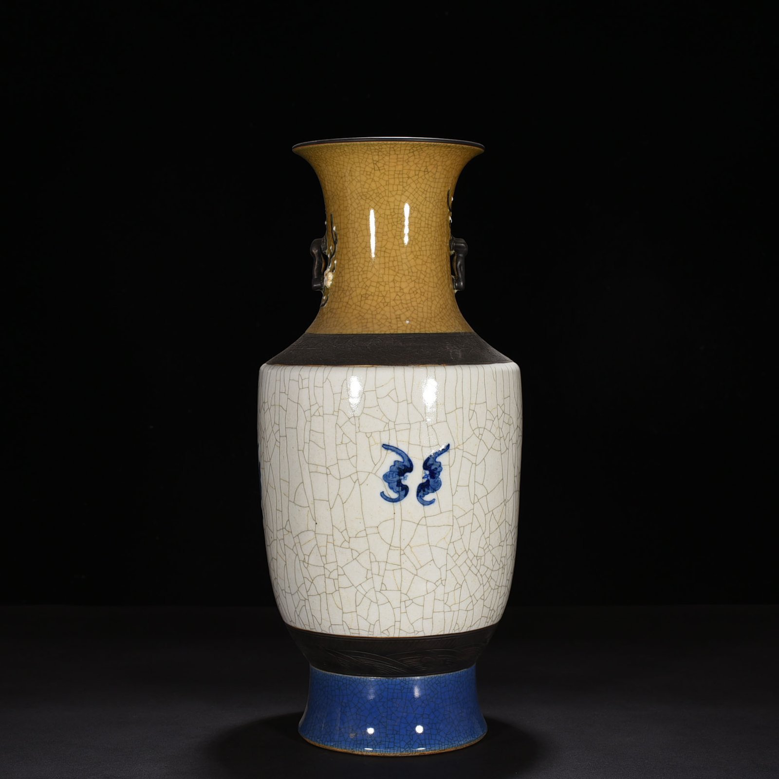 Qing Dynasty Qianlong official glaze blue and white warrior figure amphora