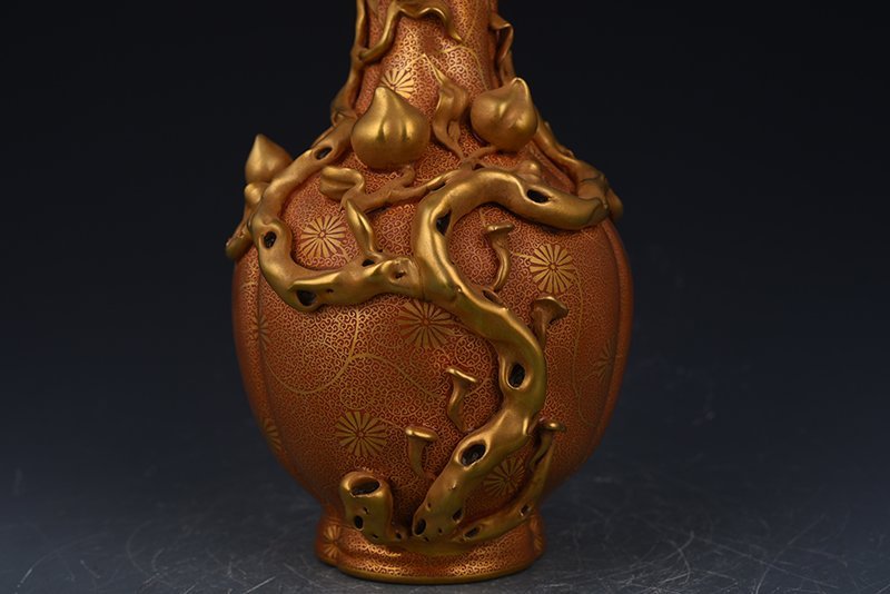 Qing Dynasty Emperor Qianlong’s alum red gold-wrapped nine-peach vase