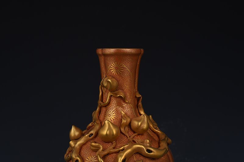 Qing Dynasty Emperor Qianlong’s alum red gold-wrapped nine-peach vase