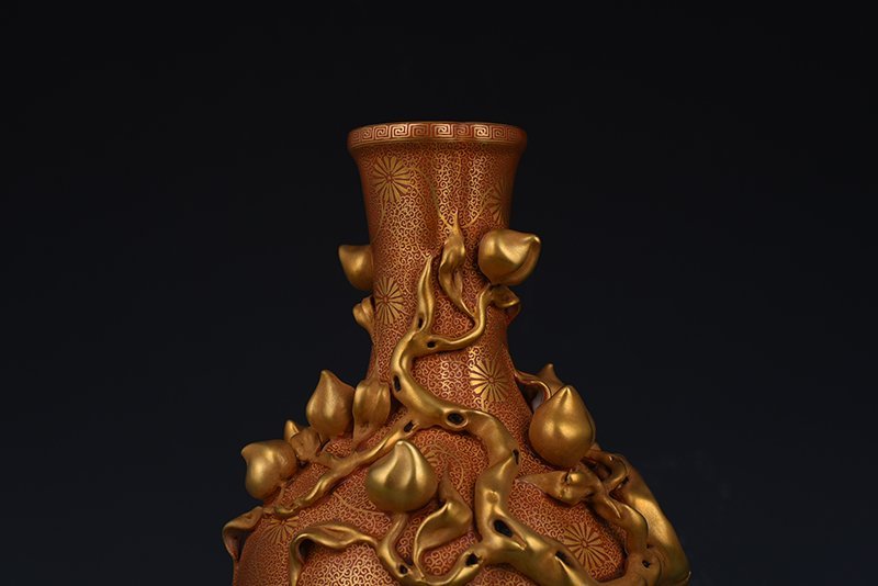 Qing Dynasty Emperor Qianlong’s alum red gold-wrapped nine-peach vase