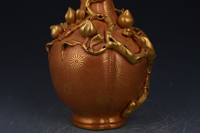 Qing Dynasty Emperor Qianlong’s alum red gold-wrapped nine-peach vase