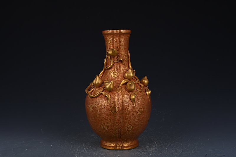 Qing Dynasty Emperor Qianlong’s alum red gold-wrapped nine-peach vase