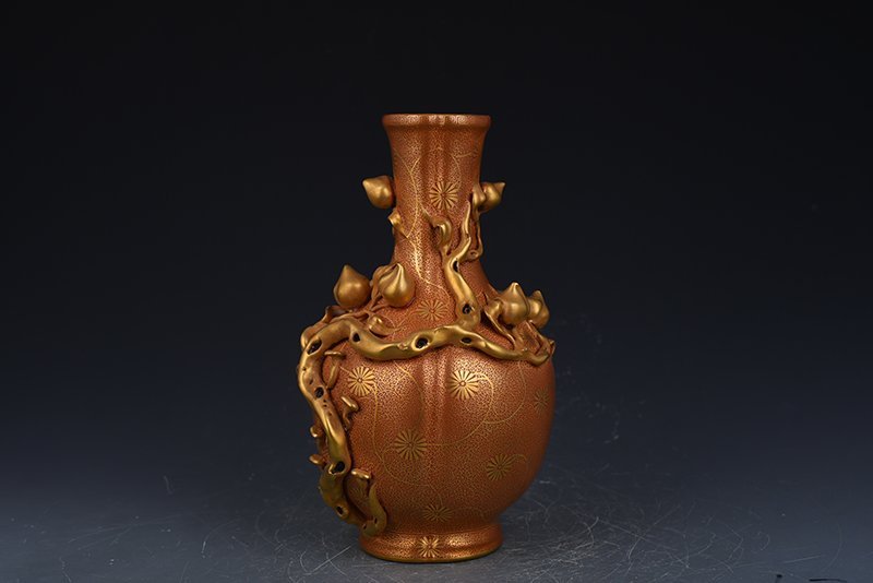 Qing Dynasty Emperor Qianlong’s alum red gold-wrapped nine-peach vase
