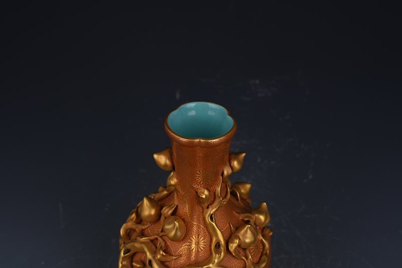 Qing Dynasty Emperor Qianlong’s alum red gold-wrapped nine-peach vase