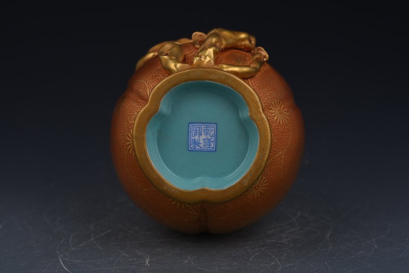 Qing Dynasty Emperor Qianlong’s alum red gold-wrapped nine-peach vase