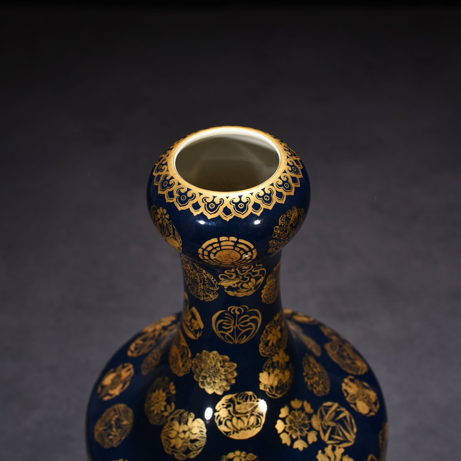 Qing Dynasty Emperor Qianlong imperial blue glaze gold leather ball pattern garlic vase