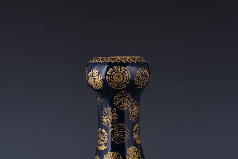 Qing Dynasty Emperor Qianlong imperial blue-glazed garlic vase with gold leather ball pattern