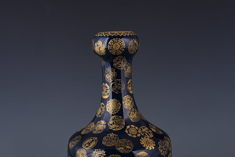Qing Dynasty Emperor Qianlong’s imperial blue-glazed garlic vase with gold leather ball pattern
