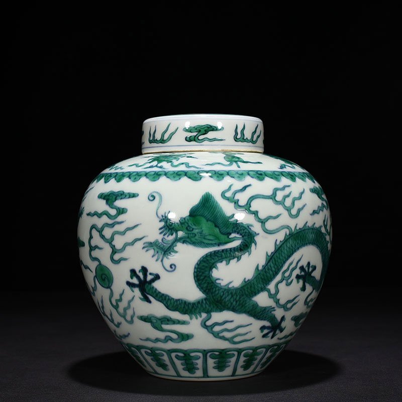Qing Dynasty Qianlong doucai eight-treasure cloud and dragon pattern lid jar