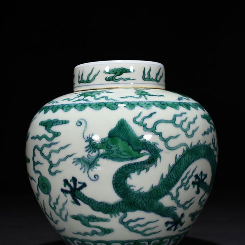 Qing Dynasty Qianlong doucai eight-treasure cloud and dragon pattern lid jar