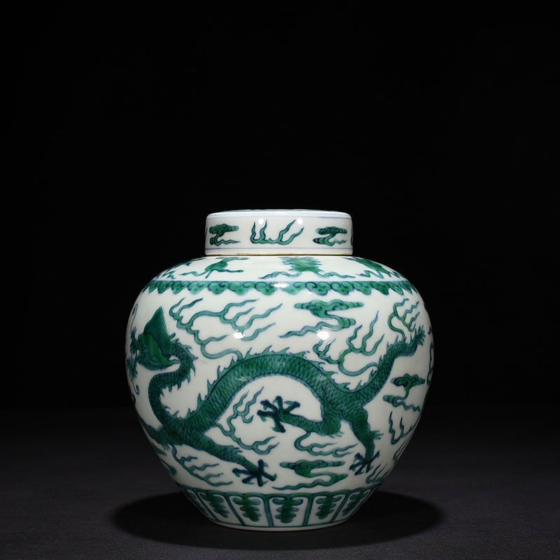 Qing Dynasty Qianlong doucai eight-treasure cloud and dragon pattern lid jar
