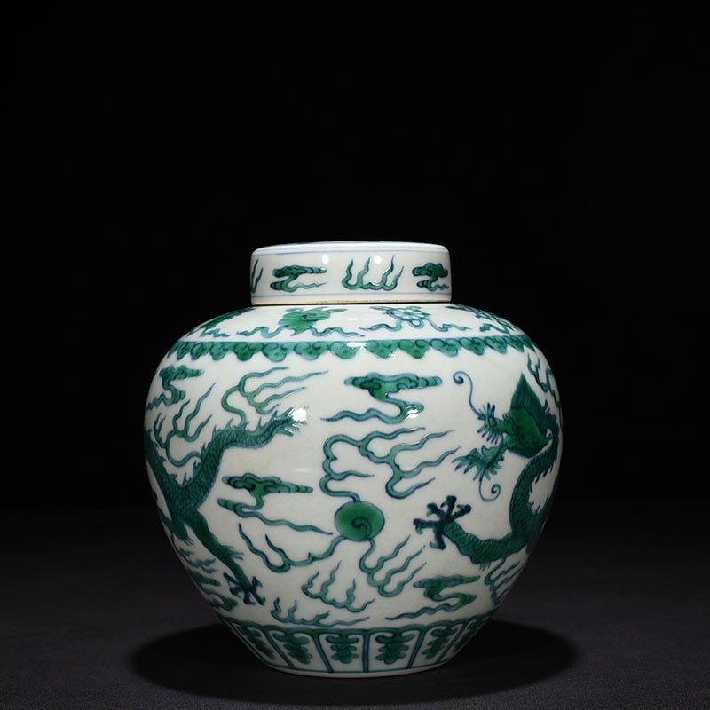 Qing Dynasty Qianlong doucai eight-treasure cloud and dragon pattern lid jar