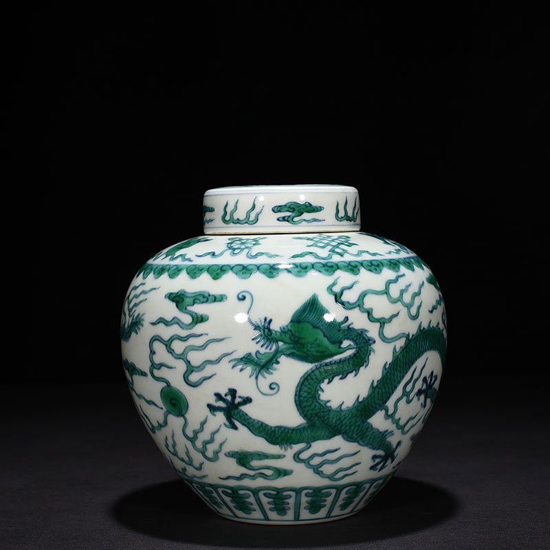 Qing Dynasty Qianlong doucai eight-treasure cloud and dragon pattern lid jar