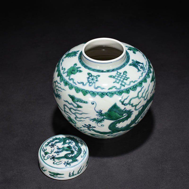 Qing Dynasty Qianlong doucai eight-treasure cloud and dragon pattern lid jar