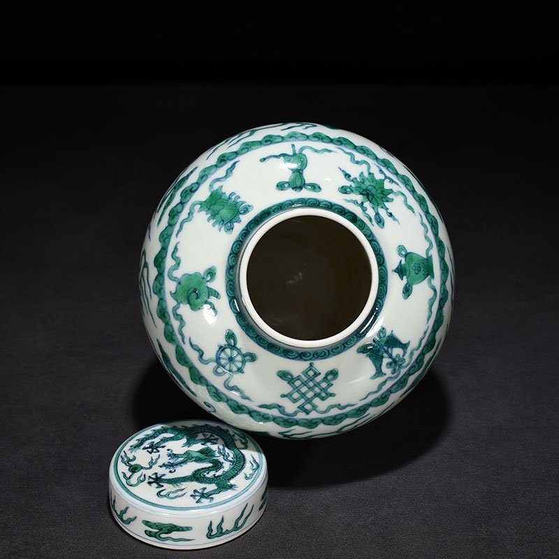 Qing Dynasty Qianlong doucai eight-treasure cloud and dragon pattern lid jar
