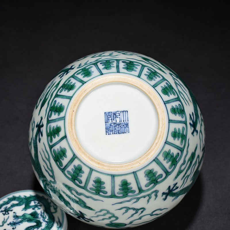 Qing Dynasty Qianlong doucai eight-treasure cloud and dragon pattern lid jar