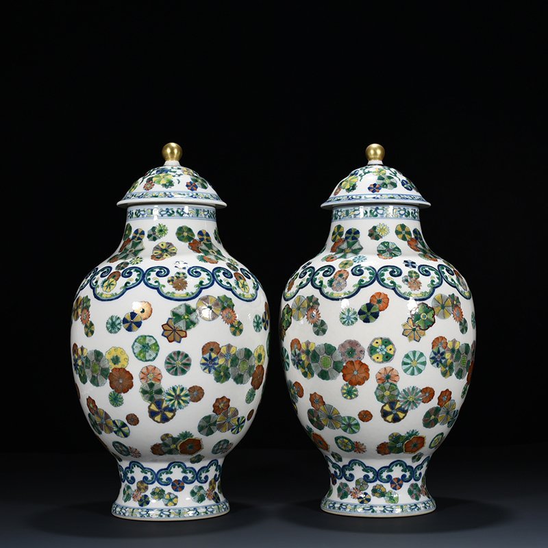 Qing Dynasty Qianlong doucai painted gold leather ball pattern general jar