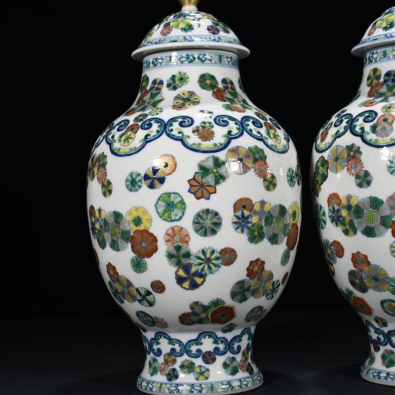 Qing Dynasty Qianlong doucai painted gold leather ball pattern general jar