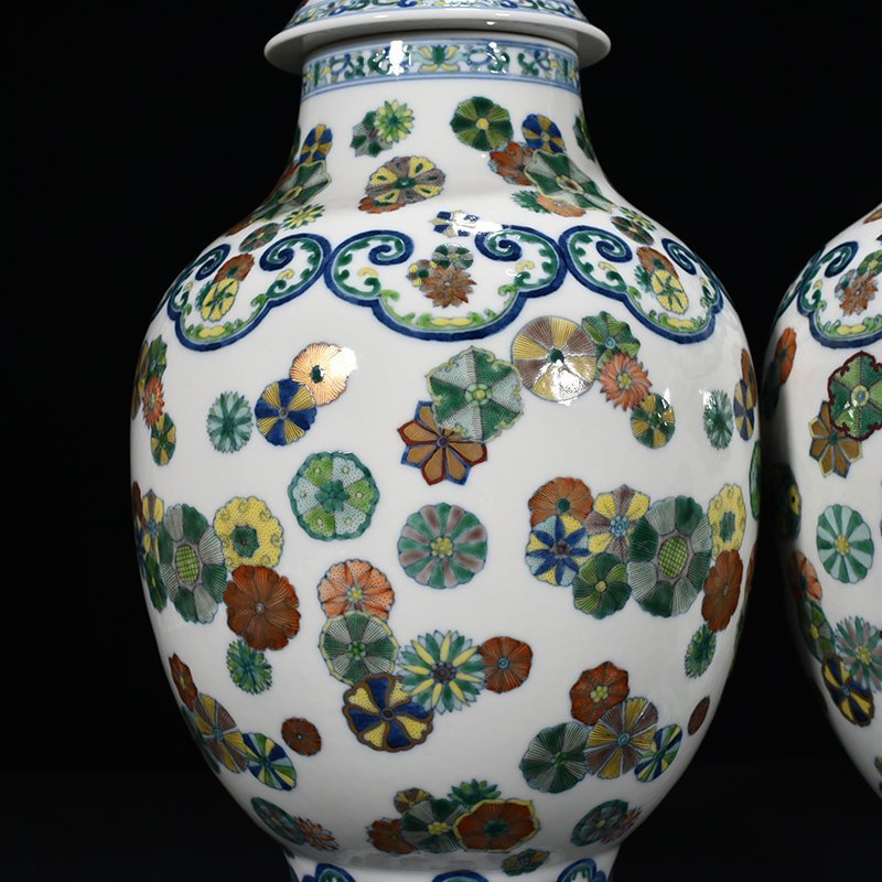 Qing Dynasty Qianlong doucai painted gold leather ball pattern general jar