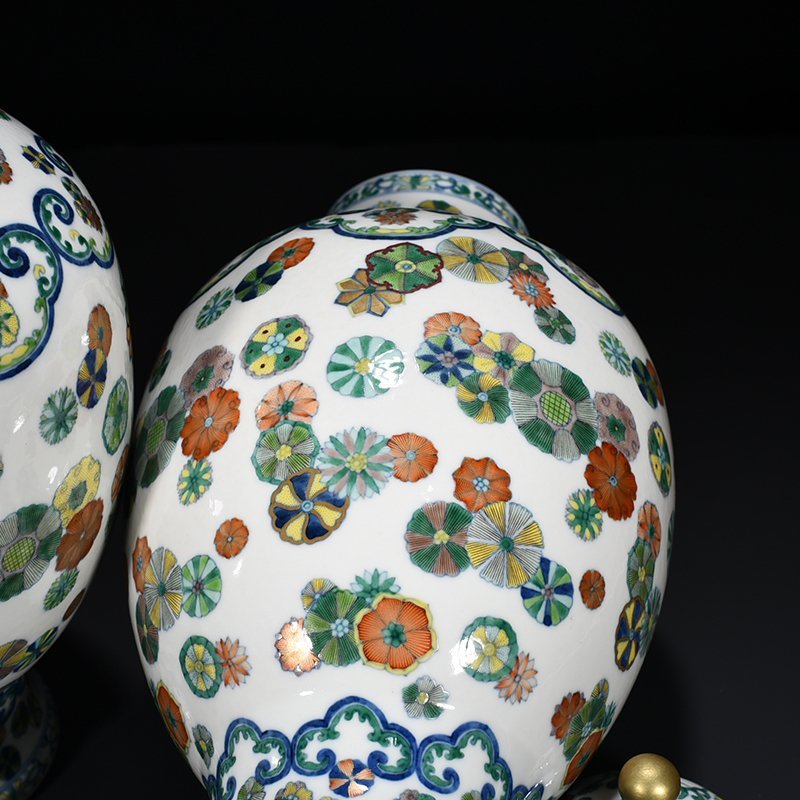 Qing Dynasty Qianlong doucai painted gold leather ball pattern general jar