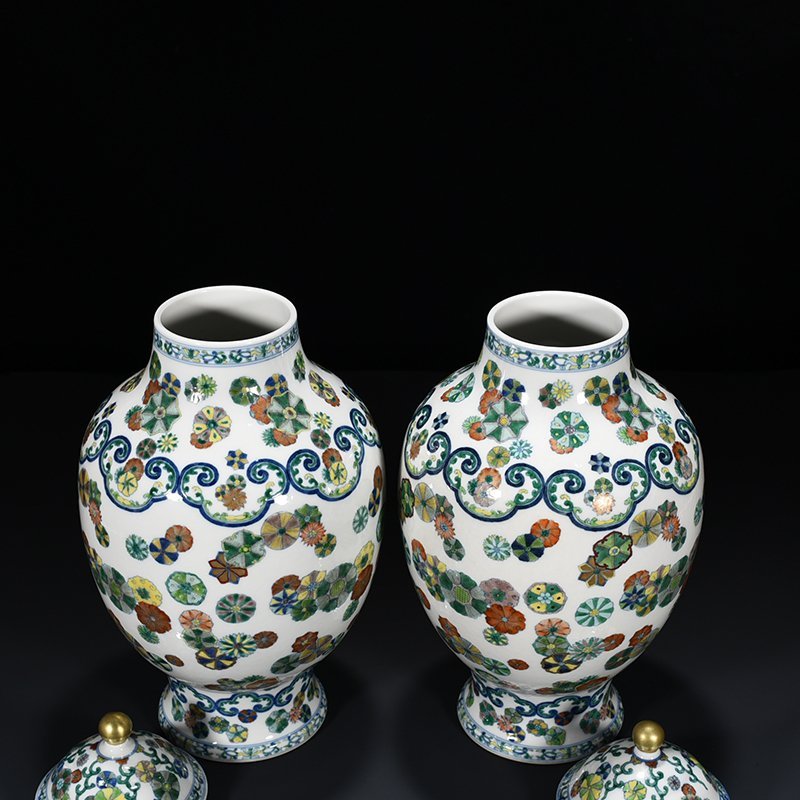 Qing Dynasty Qianlong doucai painted gold leather ball pattern general jar