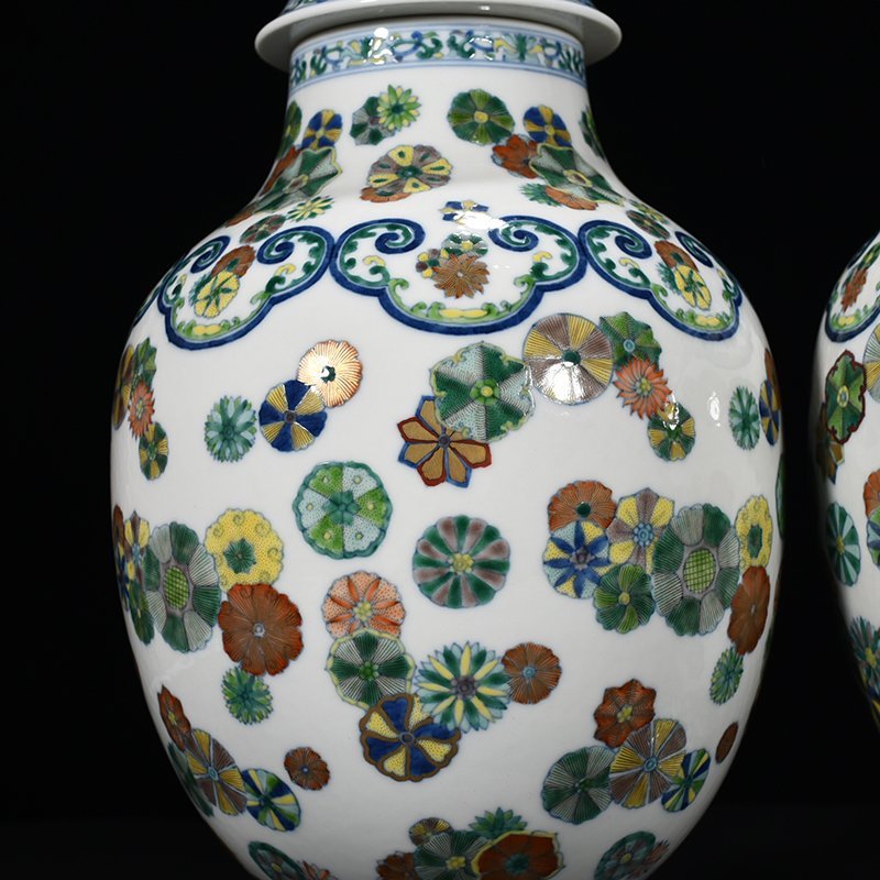 Qing Dynasty Qianlong doucai painted gold leather ball pattern general jar