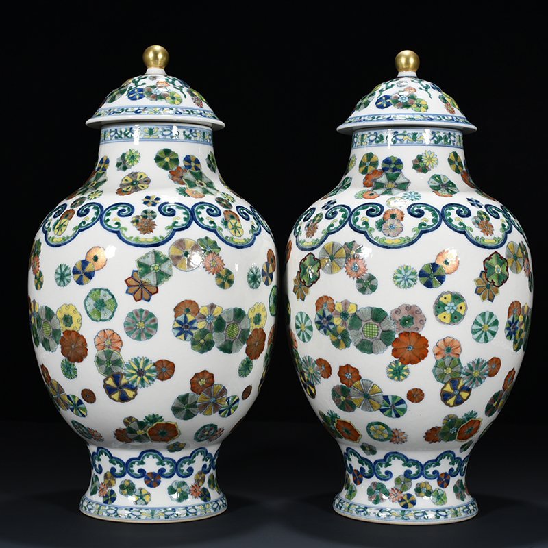 Qing Dynasty Qianlong doucai painted gold leather ball pattern general jar