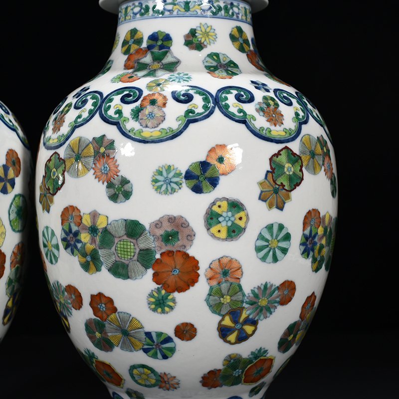 Qing Dynasty Qianlong doucai painted gold leather ball pattern general jar