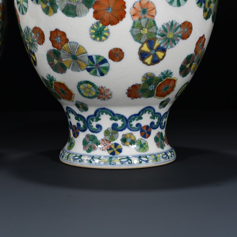 Qing Dynasty Qianlong doucai painted gold leather ball pattern general jar