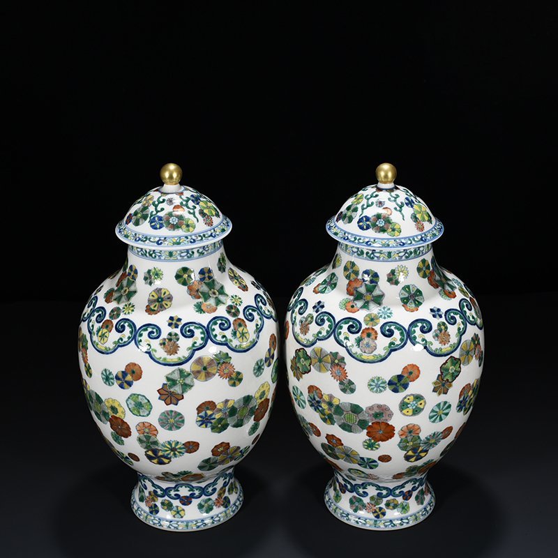 Qing Dynasty Qianlong doucai painted gold leather ball pattern general jar