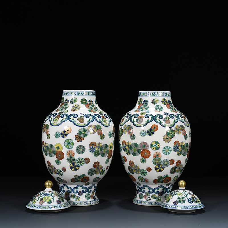 Qing Dynasty Qianlong doucai painted gold leather ball pattern general jar