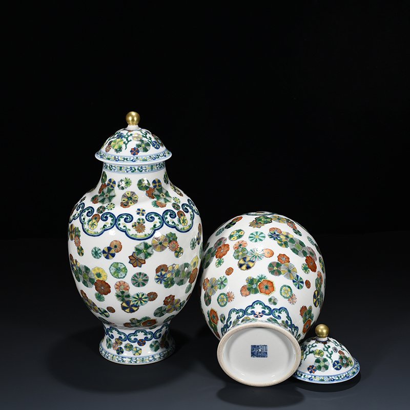 Qing Dynasty Qianlong doucai painted gold leather ball pattern general jar