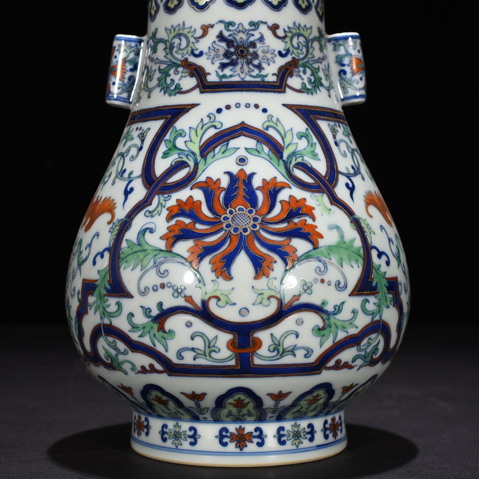 Qing Dynasty Qianlong doucai painted gold flower pattern through-ear vase