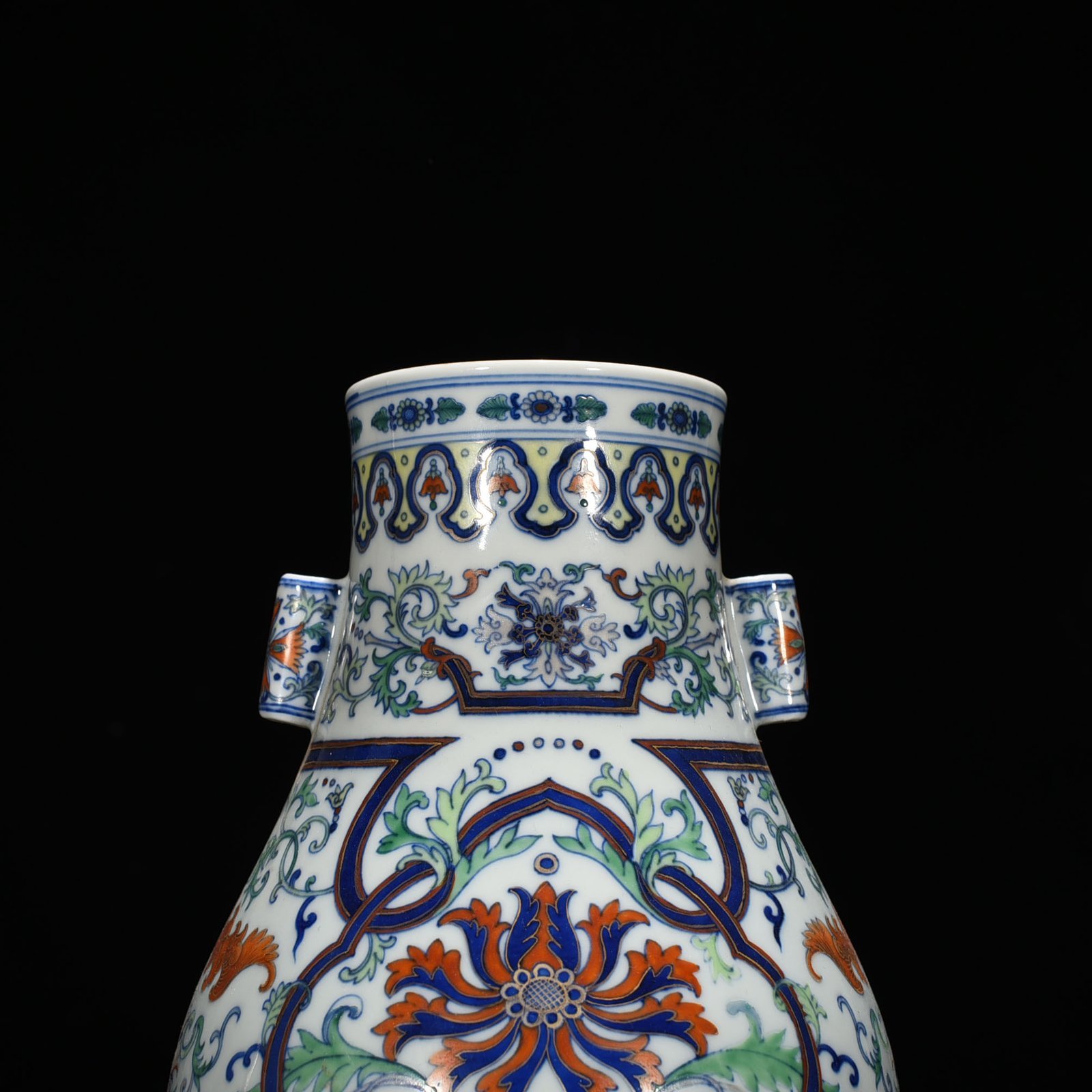 Qing Dynasty Qianlong doucai painted gold flower pattern through-ear vase
