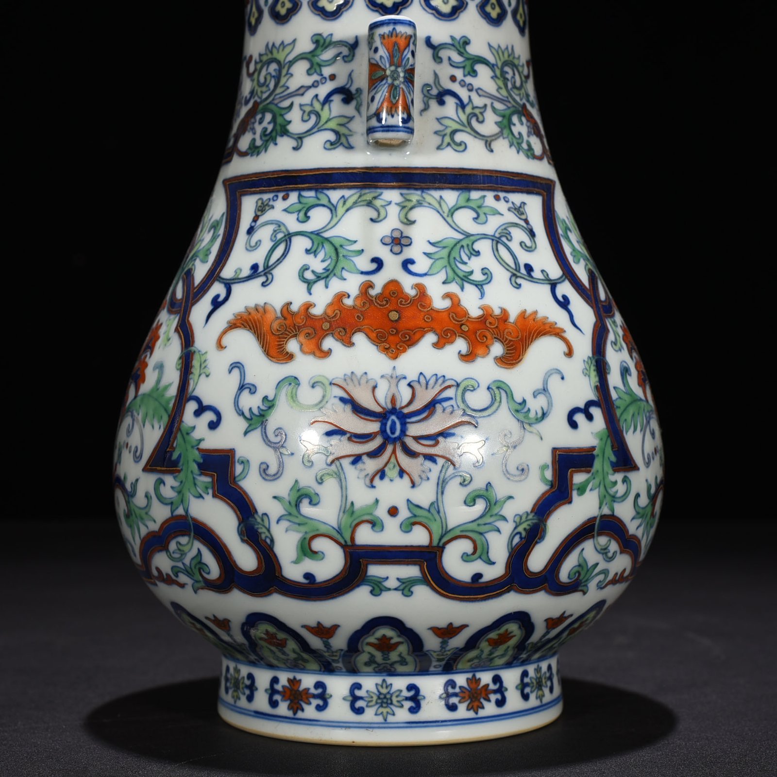 Qing Dynasty Qianlong doucai painted gold flower pattern through-ear vase