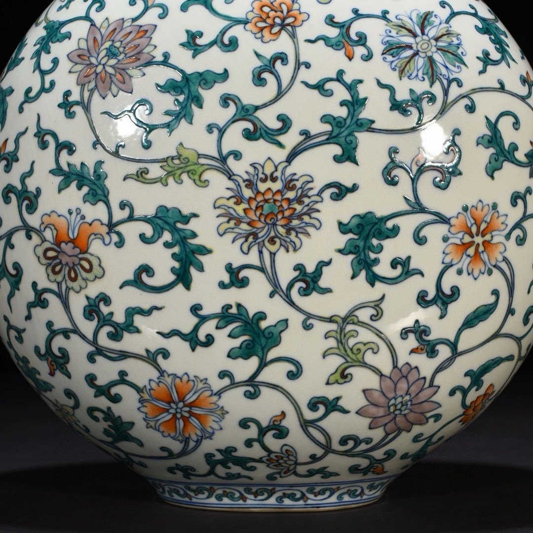 Qing Dynasty Qianlong doucai double-eared flat vase with entwined branches and floral patterns