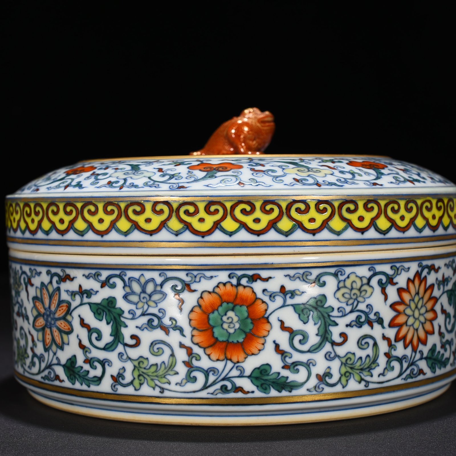 Qing Dynasty Qianlong period of the colorful fruit box with branches
