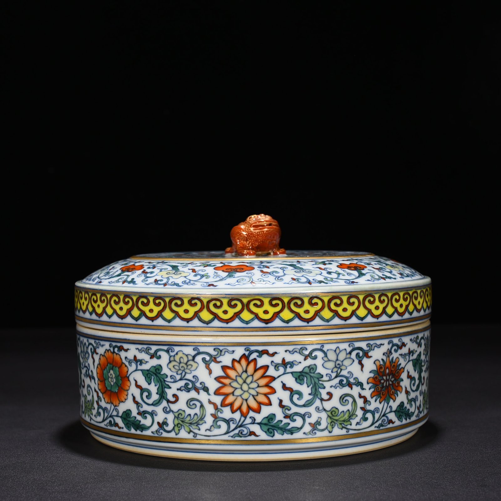 Qing Dynasty Qianlong period of the colorful fruit box with branches