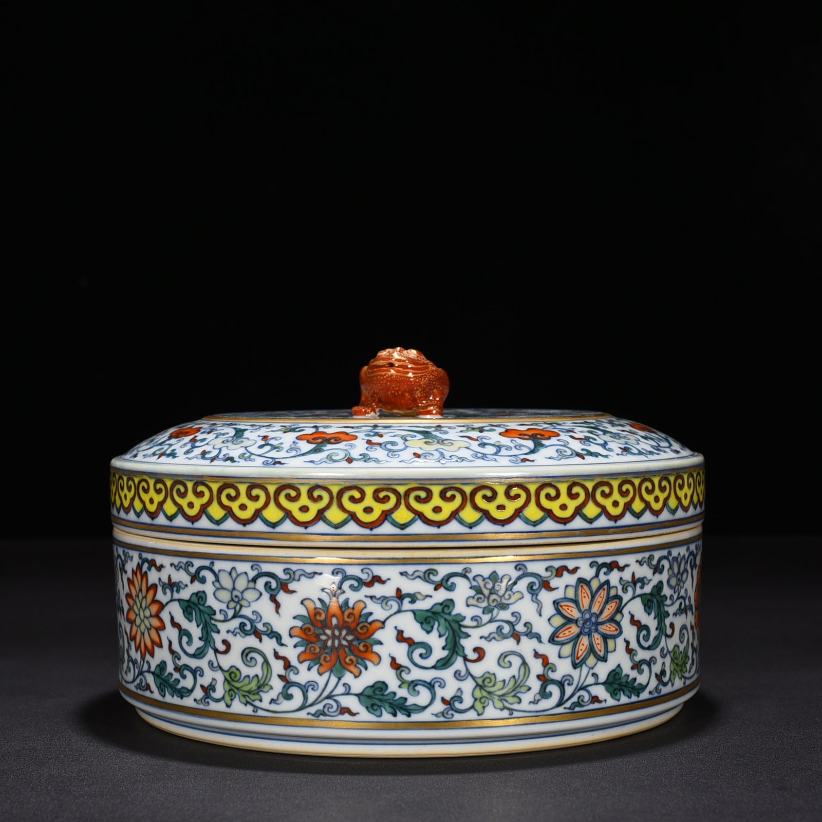 Qing Dynasty Qianlong period of the colorful fruit box with branches