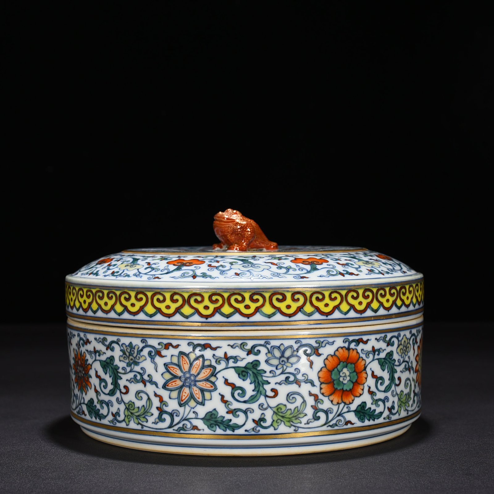 Qing Dynasty Qianlong period of the colorful fruit box with branches