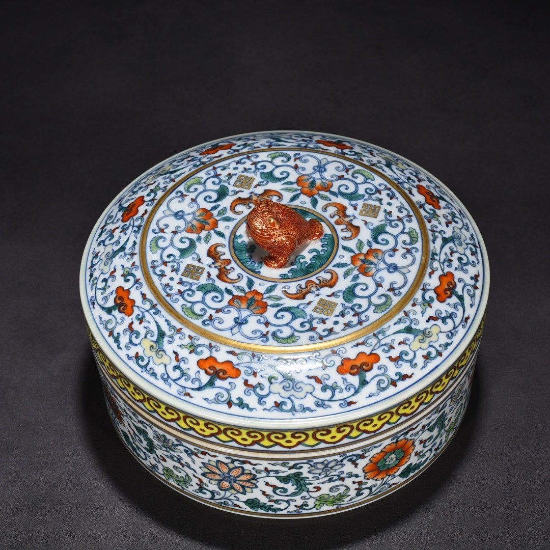 Qing Dynasty Qianlong period of the colorful fruit box with branches