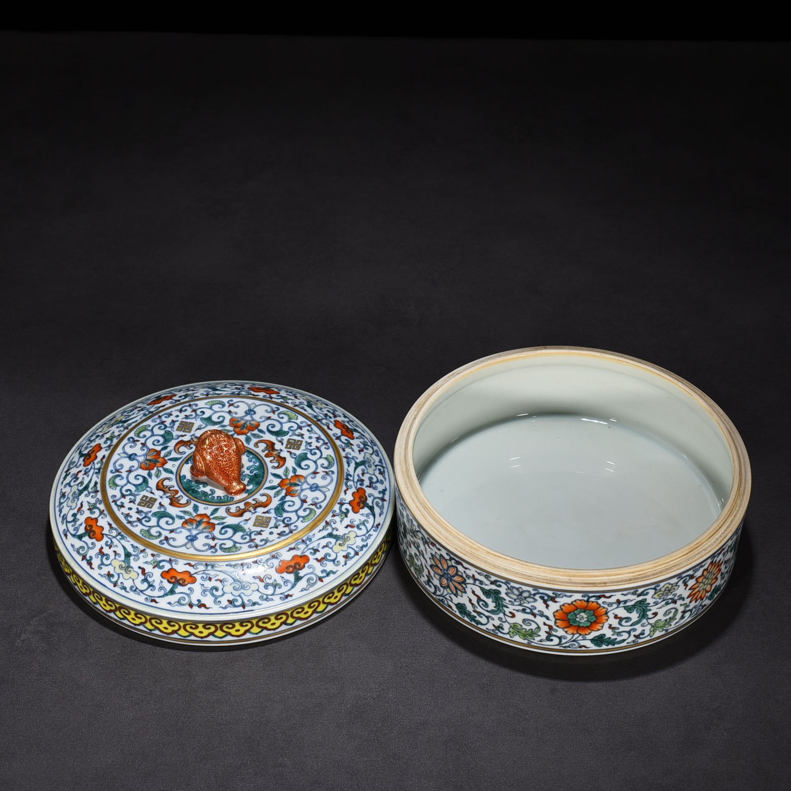Qing Dynasty Qianlong period of the colorful fruit box with branches