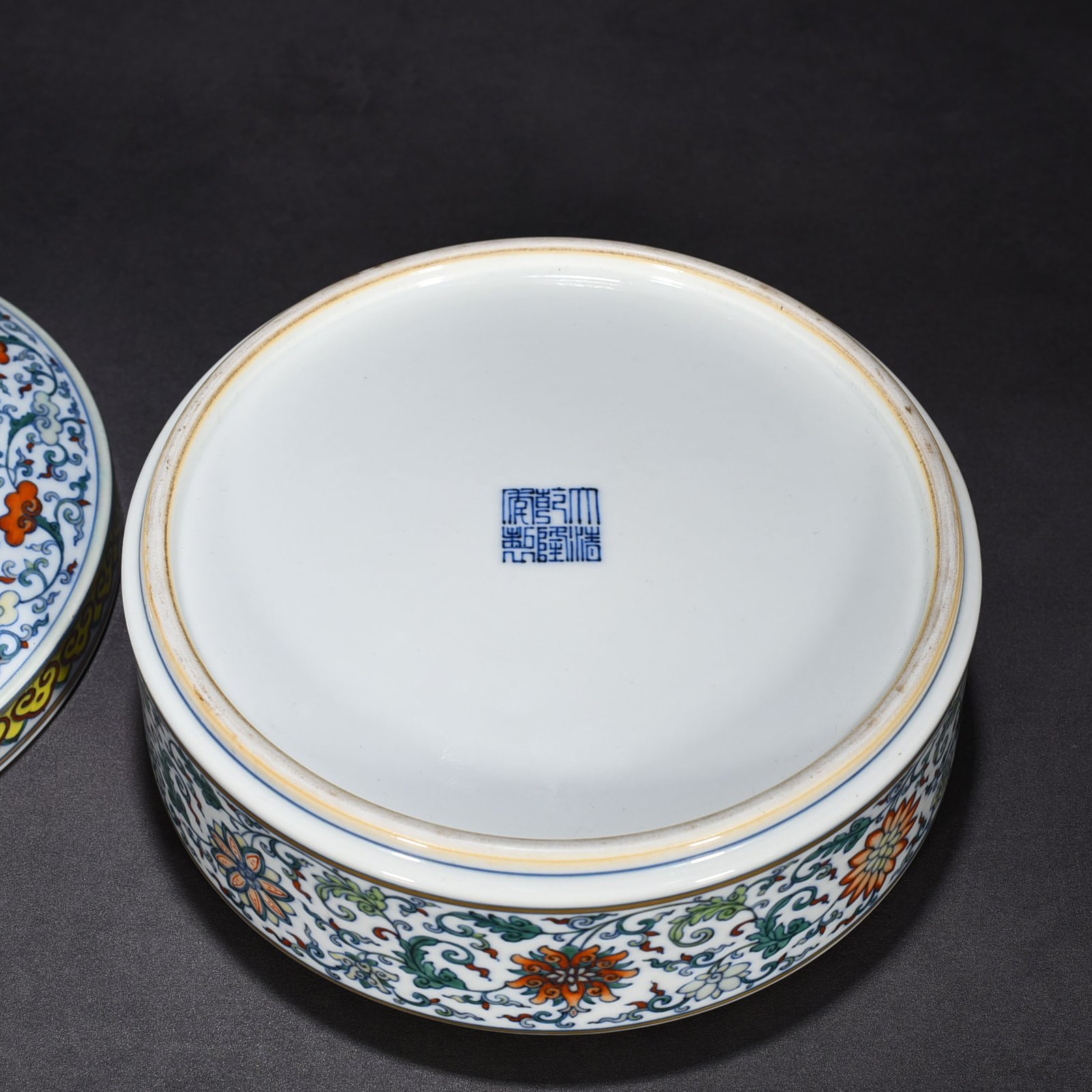 Qing Dynasty Qianlong period of the colorful fruit box with branches