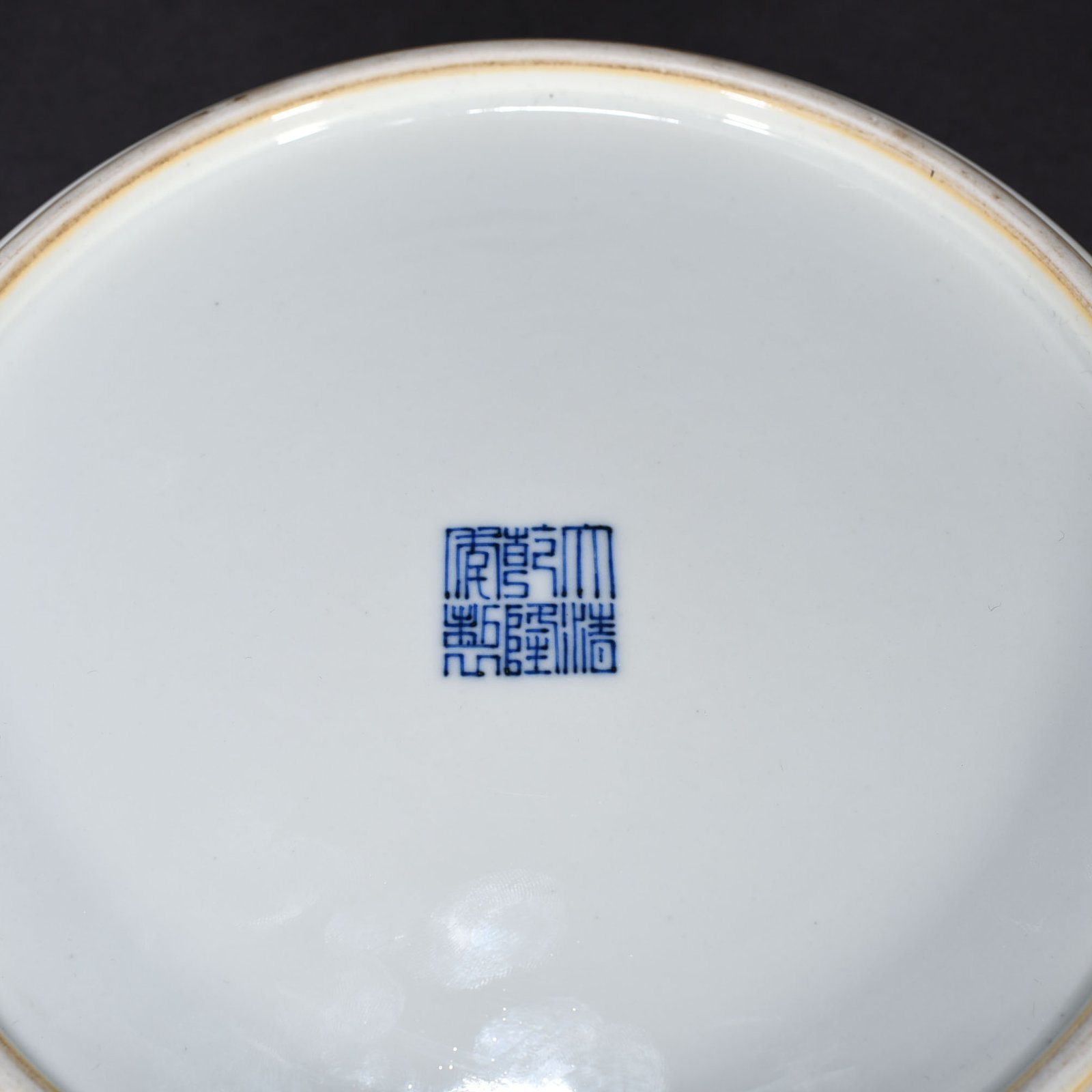 Qing Dynasty Qianlong period of the colorful fruit box with branches