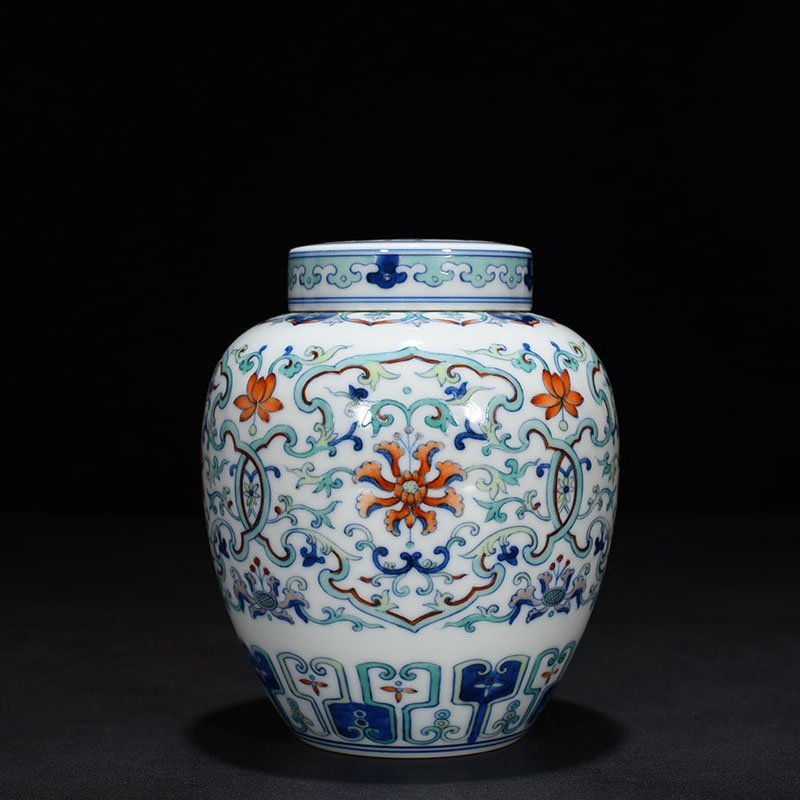 Qing Dynasty Qianlong period of Doucai flower pattern covered tea jar
